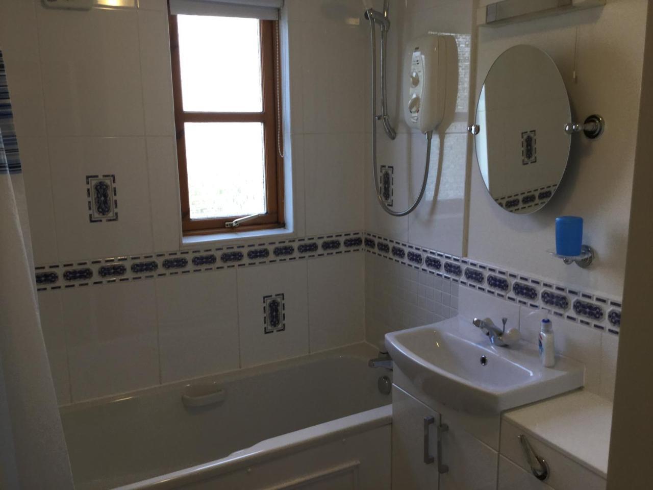 אינברנס Two-Bedroom Apartment - Golf View Free Parking מראה חיצוני תמונה